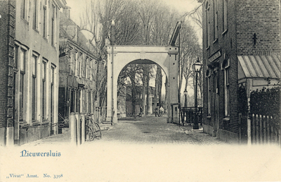 13799 Gezicht in de Rijksstraatweg met bebouwing te Nieuwersluis (gemeente Loenen aan de Vecht) uit het zuidwesten; met ...